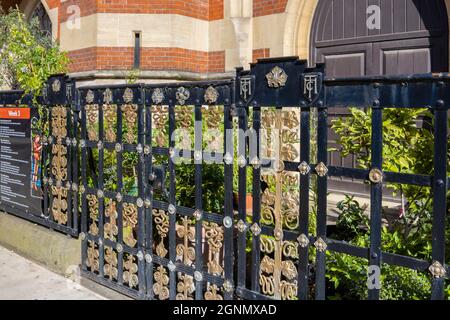 Dettagli della recinzione fuori da Holy Trinity Sloane Square, una chiesa anglicana in Sloane Street nel Royal Borough of Kensington & Chelsea, centro di Londra SW1 Foto Stock