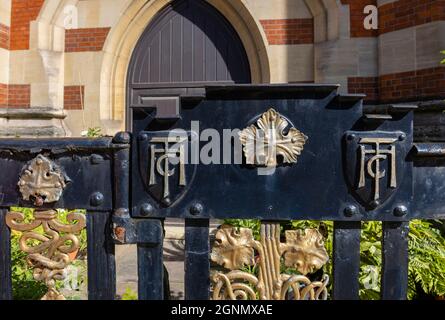 Dettagli della recinzione fuori da Holy Trinity Sloane Square, una chiesa anglicana in Sloane Street nel Royal Borough of Kensington & Chelsea, centro di Londra SW1 Foto Stock