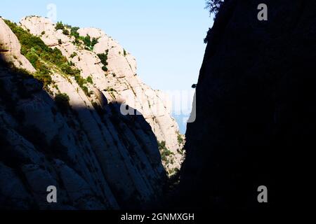 Montagna all'ombra . Canyon delle montagne di Montserrat Foto Stock