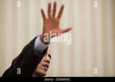 Il presidente Barack Obama si gesti durante una riunione presso l'Ufficio ovale, 21 febbraio 2011. (Foto ufficiale della Casa Bianca di Pete Souza) questa fotografia ufficiale della Casa Bianca è resa disponibile solo per la pubblicazione da parte delle organizzazioni di notizie e/o per uso personale la stampa dal soggetto(i) della fotografia. La fotografia non può essere manipolata in alcun modo e non può essere utilizzata in materiali commerciali o politici, pubblicità, e-mail, prodotti, promozioni che in alcun modo suggeriscono l'approvazione o l'approvazione del presidente, della prima famiglia, o della Casa Bianca. Foto Stock