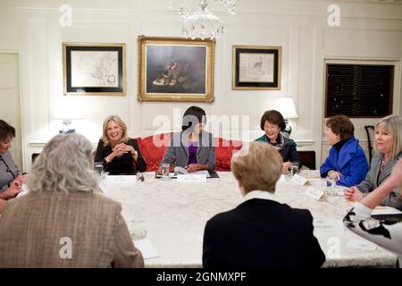 First Lady Michelle Obama e il Dr. Jill Biden discutono la Campagna delle famiglie militari con i coniugi della leadership militare degli Stati Uniti nella Sala Mappa della Casa Bianca, 23 febbraio 2011. (Foto ufficiale della Casa Bianca di Samantha Appleton) questa fotografia ufficiale della Casa Bianca è resa disponibile solo per la pubblicazione da parte delle organizzazioni di notizie e/o per uso personale per la stampa da parte del soggetto(i) della fotografia. La fotografia non può essere manipolata in alcun modo e non può essere utilizzata in materiali commerciali o politici, pubblicità, e-mail, prodotti, promozioni che in alcun modo suggeriscono approvazione o approvazione Foto Stock