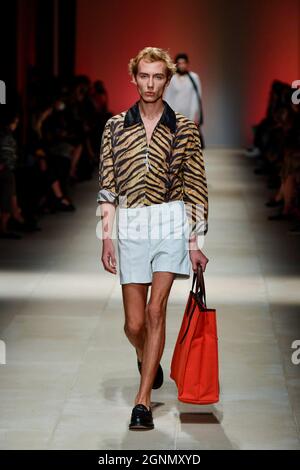 Milano, Italia. 25 Settembre 2021. Modella cammina sulla pista al Salone di moda Salvatore Ferragamo in primavera/estate 2022 Collezione Fashion Show alla settimana della moda di Milano il 25 settembre 2021. (Foto di Jonas Gustavsson/Sipa USA) Credit: Sipa USA/Alamy Live News Foto Stock