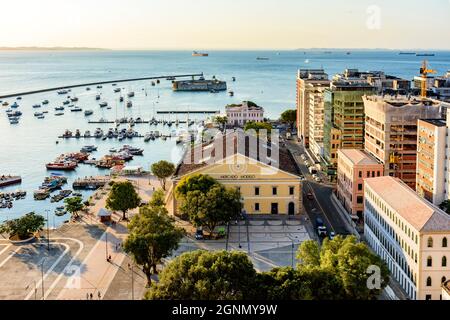 Vista dall'alto del famoso modello del mercato, della baia di tutti i Santi e del porto nella città di Salvador, Bahia al tramonto Foto Stock