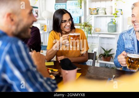 Gente felice che festeggia e beve birra insieme sul ristorante sul tetto Foto Stock
