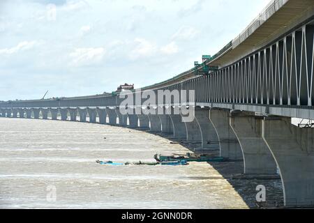 (210926) -- MUNSHIGANJ, 26 settembre 2021 (Xinhua) -- Foto scattata il 12 settembre 2021 mostra una visione del progetto ponte multiuso Padma in costruzione a Munshiganj, alla periferia di Dhaka, Bangladesh. Per il Bangladesh, si sta avverando un sogno. La storia dell'attraversamento del possente fiume Padma tra decine di distretti nel sud del Bangladesh e la capitale di Dhaka solo con traghetti o imbarcazioni è destinata alla fine. Il mega ponte multifunzionale strada-ferrovia, soprannominato il "Ponte della Deam Padma" del Bangladesh, si sta avvicinando al completamento dopo che i lavoratori hanno superato tonnellate di Ostacoli, comprese le sfide poste dal COVID Foto Stock