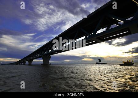 (210926) -- MUNSHIGANJ, 26 settembre 2021 (Xinhua) -- Foto scattata il 12 settembre 2021 mostra una visione del progetto ponte multiuso Padma in costruzione a Munshiganj, alla periferia di Dhaka, Bangladesh. Per il Bangladesh, si sta avverando un sogno. La storia dell'attraversamento del possente fiume Padma tra decine di distretti nel sud del Bangladesh e la capitale di Dhaka solo con traghetti o imbarcazioni è destinata alla fine. Il mega ponte multifunzionale strada-ferrovia, soprannominato il "Ponte della Deam Padma" del Bangladesh, si sta avvicinando al completamento dopo che i lavoratori hanno superato tonnellate di Ostacoli, comprese le sfide poste dal COVID Foto Stock