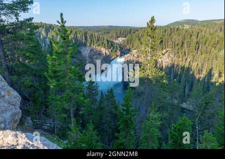 Le alte cascate di Yellowstone si vedono da un punto panoramico sul South Rim Trail Foto Stock