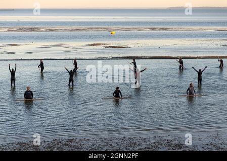 Performance artistica nell'estuario del Tamigi da parte degli Arbonauti al crepuscolo per illustrare l'emergenza climatica, chiamata LIMO, per il Festival estuario 2021. Mare Foto Stock