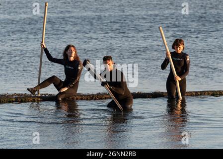 Performance artistica nell'estuario del Tamigi da parte degli Arbonauti al crepuscolo per illustrare l'emergenza climatica, chiamata LIMO, per il Festival estuario 2021. Mare Foto Stock