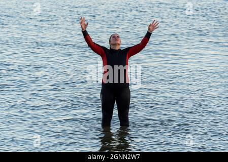 Performance artistica nell'estuario del Tamigi da parte degli Arbonauti al crepuscolo per illustrare l'emergenza climatica, chiamata LIMO, per il Festival estuario 2021. Mare Foto Stock