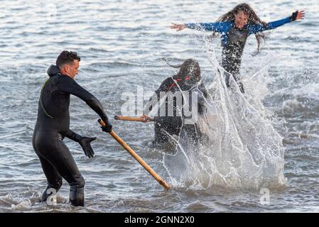 Performance artistica nell'estuario del Tamigi da parte degli Arbonauti al crepuscolo per illustrare l'emergenza climatica, chiamata LIMO, per il Festival estuario 2021. Mare Foto Stock