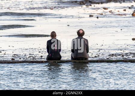 Performance artistica nell'estuario del Tamigi da parte degli Arbonauti al crepuscolo per illustrare l'emergenza climatica, chiamata LIMO, per il Festival estuario 2021. Mare Foto Stock