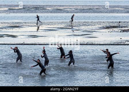 Performance artistica nell'estuario del Tamigi da parte degli Arbonauti al crepuscolo per illustrare l'emergenza climatica, chiamata LIMO, per il Festival estuario 2021. Mare Foto Stock