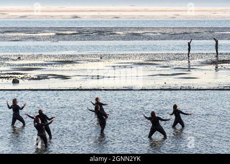 Performance artistica nell'estuario del Tamigi da parte degli Arbonauti al crepuscolo per illustrare l'emergenza climatica, chiamata LIMO, per il Festival estuario 2021. Mare Foto Stock