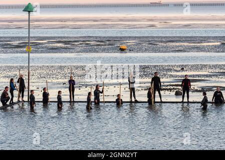 Performance artistica nell'estuario del Tamigi da parte degli Arbonauti al crepuscolo per illustrare l'emergenza climatica, chiamata LIMO, per il Festival estuario 2021. Mare Foto Stock