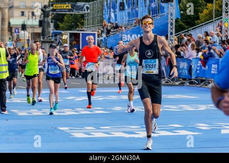 Berlino, Germania. 26 settembre 2021. I partecipanti si corrono mentre migliaia di persone partecipano alla BMW BERLIN-MARATHON 2021 il 26 settembre 2021 a Berlino, Germania. La maratona è ripresa come un evento di massa dopo un gap di un anno causato dalla pandemia di Coronavirus, anche se sono state prese precauzioni supplementari per mantenere i partecipanti e il pubblico al sicuro. (Foto di Dominika Zarzycka/Sipa USA) Credit: Sipa USA/Alamy Live News Foto Stock