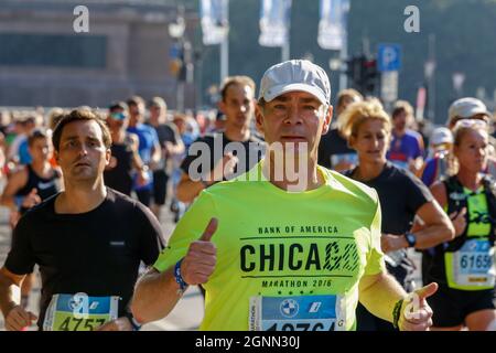 Berlino, Germania. 26 settembre 2021. I partecipanti gareggeranno durante la BMW BERLIN-MARATHON 2021 a Bundesstrasse il 26 settembre 2021 a Berlino, Germania. La maratona è ripresa come un evento di massa dopo un gap di un anno causato dalla pandemia di Coronavirus, anche se sono state prese precauzioni supplementari per mantenere i partecipanti e il pubblico al sicuro. (Foto di Dominika Zarzycka/Sipa USA) Credit: Sipa USA/Alamy Live News Foto Stock