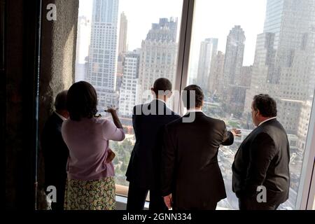 Presidente Barack Obama e First Lady Michelle Obama, cui hanno aderito il sindaco di New York Michael Bloomberg, a sinistra, il governatore di New York Andrew Cuomo, al centro, E Chris Christie, Governatore del New Jersey, visitano la Port Authority di New York e il sito One World Trade Center del New Jersey a New York, N.Y., 14 giugno 2012. (Foto ufficiale della Casa Bianca di Pete Souza) questa fotografia ufficiale della Casa Bianca è resa disponibile solo per la pubblicazione da parte delle organizzazioni di notizie e/o per uso personale la stampa dal soggetto(i) della fotografia. La fotografia non può essere manipolata in alcun modo e non può essere utilizzata in commercio Foto Stock