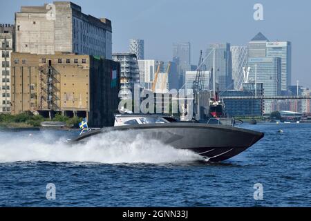 Marell M15 pattuglia barca che intraprendono manovre dure e veloci nel Royal Victoria Dock di Londra come parte della manifestazione DSEI 2021 Foto Stock