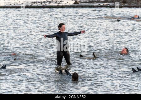 Performance artistica nell'estuario del Tamigi da parte degli Arbonauti al crepuscolo per illustrare l'emergenza climatica, chiamata LIMO, per il Festival estuario 2021. Mare Foto Stock