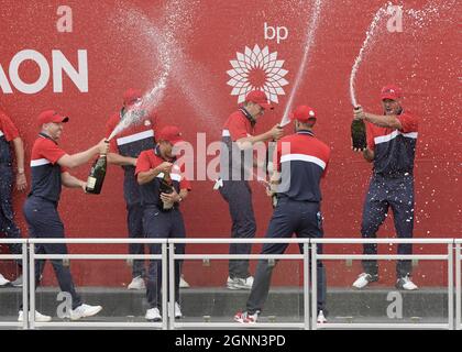 Kohler, Stati Uniti. 26 settembre 2021. La squadra USA festeggia con la spruzzatura di champaign l'uno sull'altro dopo aver vinto la 43° Ryder Cup al fishling Straits di domenica 26 settembre 2021 a Kohler, Wisconsin. Foto di Mark Black/UPI Credit: UPI/Alamy Live News Foto Stock