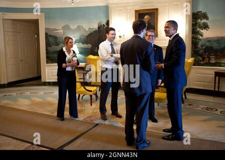 Il Presidente Barack Obama parla con il personale nella Sala Diplomatica di accoglienza della Casa Bianca mentre attende l'arrivo di Marine One, 14 ottobre 2011. Parlando con il Presidente, da sinistra, sono: Amy Brundage, Segretario aggiunto alla stampa; Josh Earnest, Vicesegretario alla stampa principale; Brian Deese, Vice Direttore del Consiglio economico Nazionale; e il Segretario alla stampa Jay Carney. (Foto ufficiale della Casa Bianca di Pete Souza) questa fotografia ufficiale della Casa Bianca è resa disponibile solo per la pubblicazione da parte delle organizzazioni di notizie e/o per uso personale la stampa dal soggetto(i) della fotografia. Il photogra Foto Stock