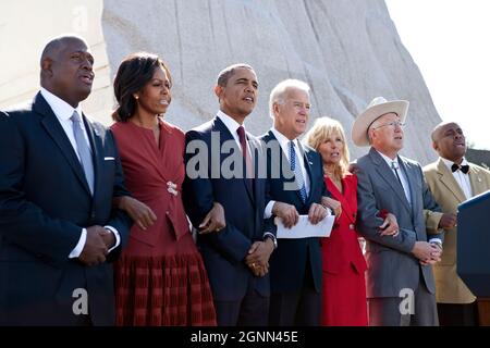 Il Presidente Barack Obama, la prima signora Michelle Obama, il Vice Presidente Joe Biden e il Dr. Jill Biden collegano le braccia e cantano "We will superate" durante la cerimonia di dedizione per il Martin Luther King Jr. National Memorial a Washington, D.C., Domenica, 16 ottobre 2011. Unendoli, da sinistra, sono: Harry Johnson, Sr.; il Segretario degli interni Ken Salazar; e Herman 'Skip' Mason. (Foto ufficiale della Casa Bianca di Pete Souza) questa fotografia ufficiale della Casa Bianca è resa disponibile solo per la pubblicazione da parte delle organizzazioni di notizie e/o per uso personale la stampa dal soggetto(i) della fotografia. La fotografia può Foto Stock