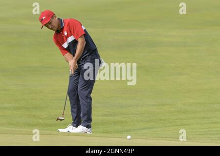 Kohler, Stati Uniti. 26 settembre 2021. Il team USA Xander Schauffele si mette sul 1 ° verde nella 43a Ryder Cup al fischietto Straits di domenica 26 settembre 2021 a Kohler, Wisconsin. Foto di Mark Black/UPI Credit: UPI/Alamy Live News Foto Stock