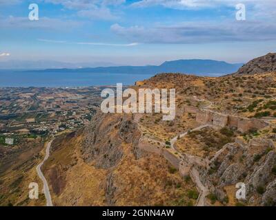 Veduta aerea di Acrocorinto 'Corinto superiore' l'acropoli dell'antica Corinto, Grecia. Si tratta di una roccia monolitica che sovrasta l'antica città di Corinto An Foto Stock