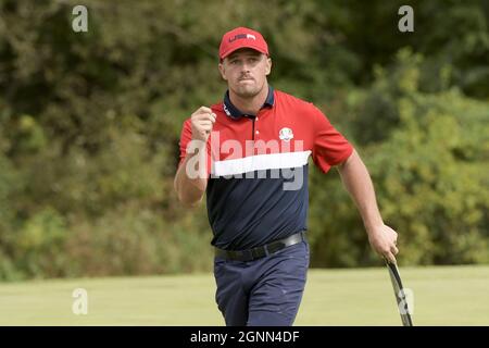 Kohler, Stati Uniti. 26 settembre 2021. Il team USA Bryson DeChambeau celebra la vittoria della 1° buca nella 43° Ryder Cup allo stretto di fischio domenica 26 settembre 2021 a Kohler, Wisconsin. Foto di Mark Black/UPI Credit: UPI/Alamy Live News Foto Stock