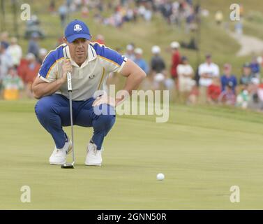 Kohler, Stati Uniti. 26 settembre 2021. Il team Europe Rory McIlroy guarda il 15° verde nell'ultimo giorno della 43° Ryder Cup allo stretto fischiante di domenica 26 settembre 2021 a Kohler, Wisconsin. Foto di Mark Black/UPI Credit: UPI/Alamy Live News Foto Stock