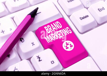 Cartello con la scritta Brand Marketing. Concetto di business creare consapevolezza sui prodotti di tutto il mondo che offre lezioni e suggerimenti sulla digitazione veloce Foto Stock