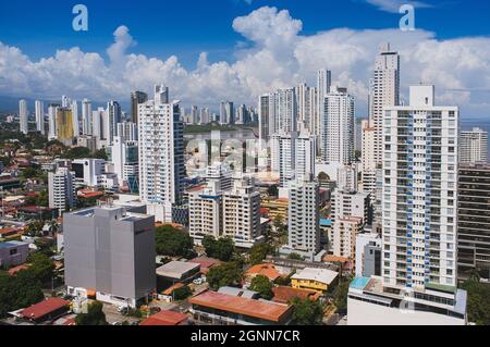 Panama City, Panama. Settembre 18, 2021. Edifici residenziali alti e moderni nella capitale dell'America Centrale. Alti edifici donano ai Caraibi Foto Stock