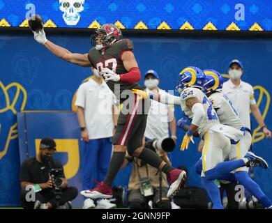 Inglewood, Stati Uniti. 26 settembre 2021. Il Buccaneers Tight End Rob Gronkowski (87) passa nella zona finale mentre è custodito da Rams Taylor Rapp (24) al SoFi Stadium domenica 26 settembre 2021 a Inglewood, California. I Rams sconfissero i Buccaneers 34-24. Foto di Jon SooHoo/UPI Credit: UPI/Alamy Live News Foto Stock