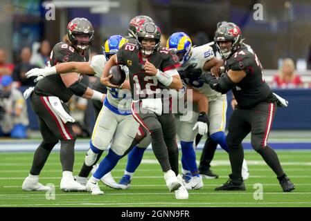 Inglewood, Stati Uniti. 26 settembre 2021. Tampa Bay Buccaneers Quarterback Tom Brady corre per otto metri contro i Los Angeles Rams allo Stadio SoFi Domenica 26 Settembre 2021 a Inglewood, California. I Rams hanno sconfitto i Buccaneers 34-24.Photo by Jon SooHoo/UPI Credit: UPI/Alamy Live News Foto Stock