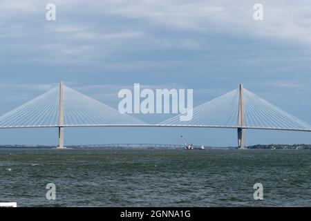 Ponte Arthur Ravenel Jr. Preso dal porto di Charleston durante una giornata nuvolosa Foto Stock