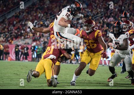 Il linebacker dell'Oregon state Beavers Jack Colletto (12) è affrontato dalla sicurezza dei Trojans della California meridionale Isaiah Pola-Mao (21) durante una partita di calcio NCAA, Foto Stock