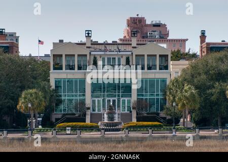 La fontana di ananas di Charleston è stata portata a bordo di una nave nel porto Foto Stock