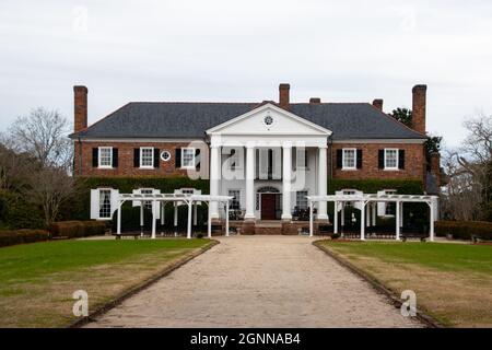 La Boone Hall Plantation si trova a Mount Pleasant, South Carolina, è una casa storica costruita nel 1936 in stile architettonico Colonial Revival Foto Stock