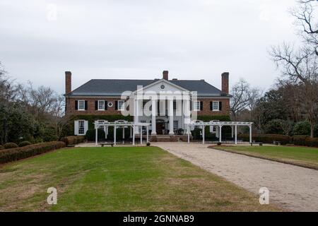 La Boone Hall Plantation si trova a Mount Pleasant, South Carolina, è una casa storica costruita nel 1936 in stile architettonico Colonial Revival Foto Stock