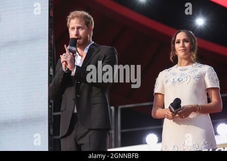 New York, NY - 25 settembre 2021: Prince Harry, Duca del Sussex e Meghan, Duchessa del Sussex parlano sul palco durante il concerto Global Citizen Live su Great Lawn in Central Park Foto Stock