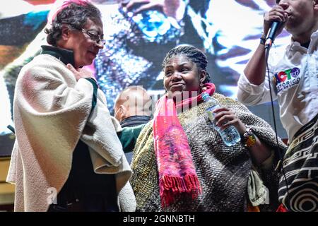 Passo, Narino, Colombia. 25 Settembre 2021. Gustavo Petro (sinistra) e Francia Marquez (destra) durante l'annuncio della candidatura di un sondaggio popolare per determinare l'Alleanza storica tra i candidati Gustavo Petro, Francia Marquez e Arelis Uriana per la presidenza della Colombia in occasione delle elezioni del 2022, a Passo, Nariño - Colombia, il 25 settembre 2021. Credit: Long Visual Press/Alamy Live News Foto Stock