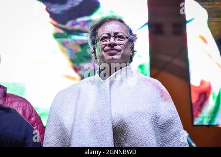 Passo, Narino, Colombia. 25 Settembre 2021. Colpo alla testa del candidato del partito politico colombiano Humana Gustavo Petro durante l'annuncio della candidatura di un sondaggio popolare per determinare l'Alleanza storica tra i candidati Gustavo Petro, Francia Marquez e Arelis Uriana che correranno per la presidenza colombiana in occasione delle elezioni del 2022, a Passo, Nariño - Colombia, il 25 settembre 2021. Credit: Long Visual Press/Alamy Live News Foto Stock