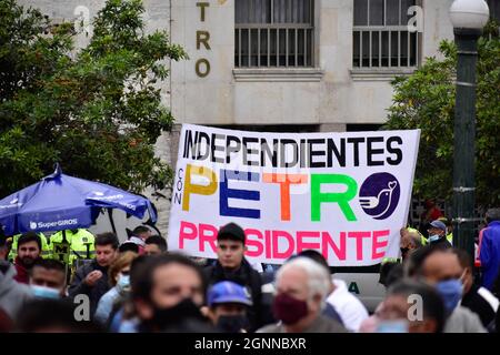 Passo, Narino, Colombia. 25 Settembre 2021. Un banner che recita "politici indipendenti con Petro” durante l'annuncio della candidatura di un sondaggio popolare per determinare l'Alleanza storica tra i candidati Gustavo Petro, Francia Marquez e Arelis Uriana che correranno per la presidenza colombiana alle elezioni del 2022, a Passo, Nariño - Colombia, il 25 settembre 2021. Credit: Long Visual Press/Alamy Live News Foto Stock