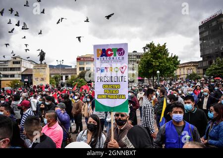 Passo, Narino, Colombia. 25 Settembre 2021. Un banner che recita 'Alleanza storica, Petro per Presidente' durante l'annuncio della candidatura di un sondaggio popolare per determinare l'Alleanza storica tra i candidati Gustavo Petro, Francia Marquez e Arelis Uriana che correranno per la presidenza colombiana alle elezioni del 2022, a Passo, Nariño - Colombia, il 25 settembre 2021. Credit: Long Visual Press/Alamy Live News Foto Stock