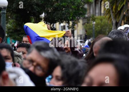 Passo, Narino, Colombia. 25 Settembre 2021. Un sostenitore ondeggia la bandiera colombiana durante l'annuncio della candidatura di un sondaggio popolare per determinare l'Alleanza storica tra i candidati Gustavo Petro, Francia Marquez e Arelis Uriana per la presidenza della Colombia in occasione delle elezioni del 2022, a Passo, Nariño - Colombia, il 25 settembre 2021. Credit: Long Visual Press/Alamy Live News Foto Stock