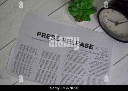 Comunicato stampa testo nel titolo isolato sulla scrivania in ufficio. Concetto di giornale Foto Stock