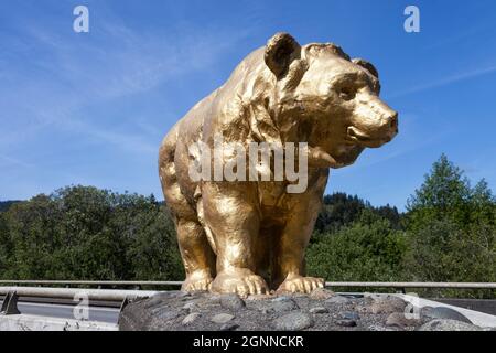 Un orso dorato protegge l'estremità meridionale del ponte che attraversa il fiume Klamath sulla US 101 vicino a Klamath, California Foto Stock