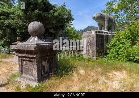 Un paio di orsi in cemento proteggono lo sbarco occidentale del Douglas Memorial Bridge del 1926 che una volta attraversava il fiume Klamath sulla US 101 vicino a Klamath, C. Foto Stock