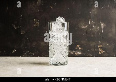 Bicchiere pieno di cubetti di ghiaccio pronti per il cocktail. Messa a  fuoco selettiva Foto stock - Alamy